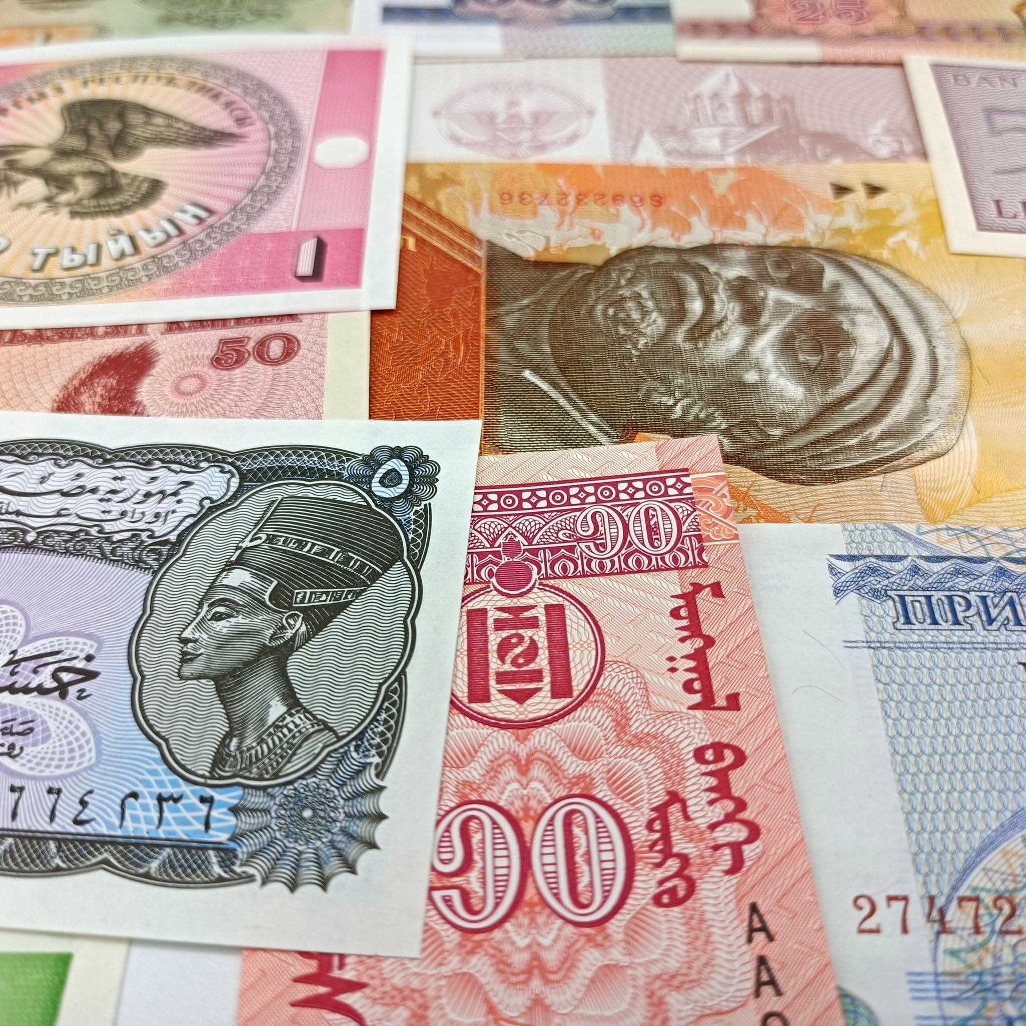 Billetes de diferentes monedas internacionales juntos