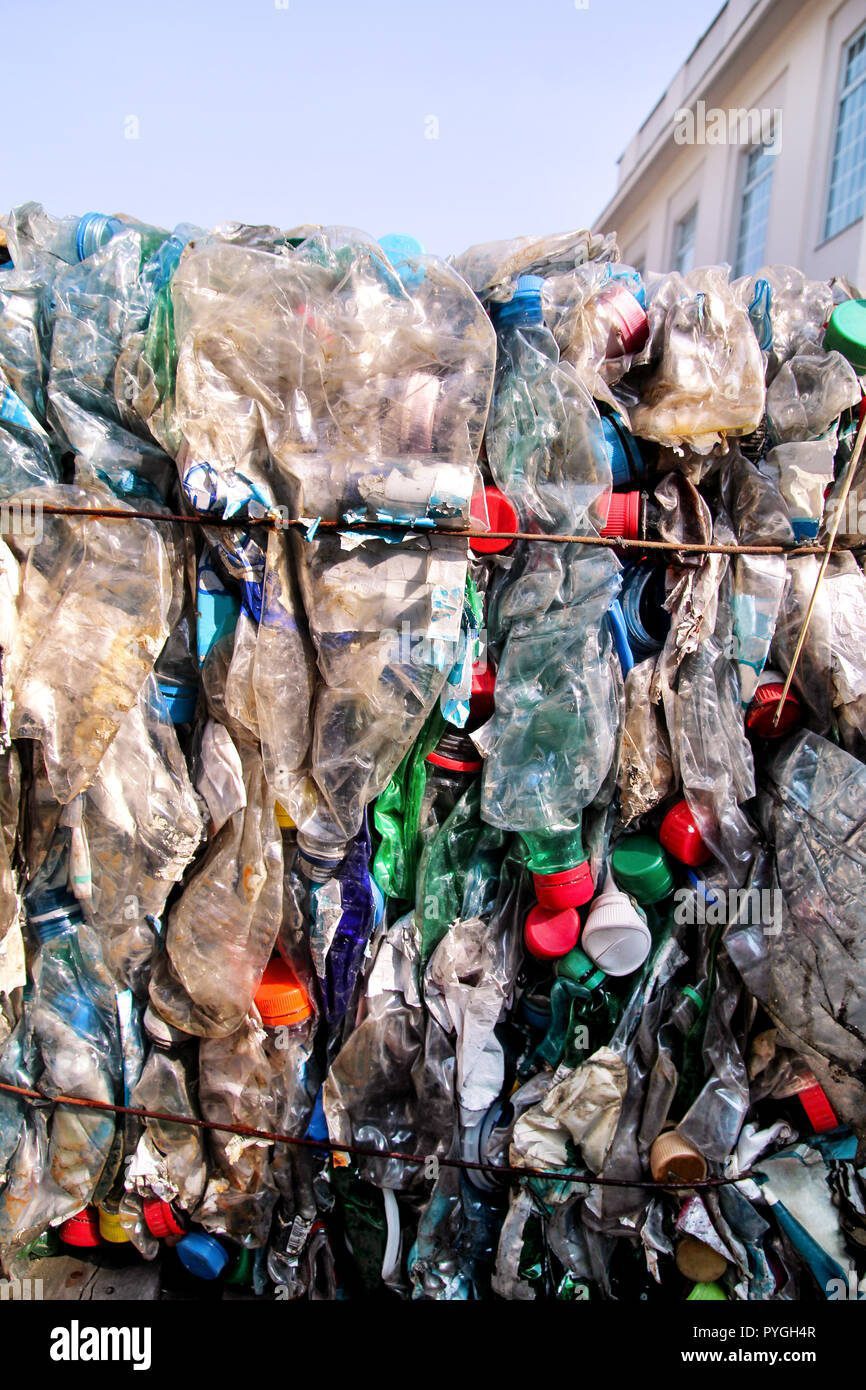 Montón de botellas de plástico recicladas