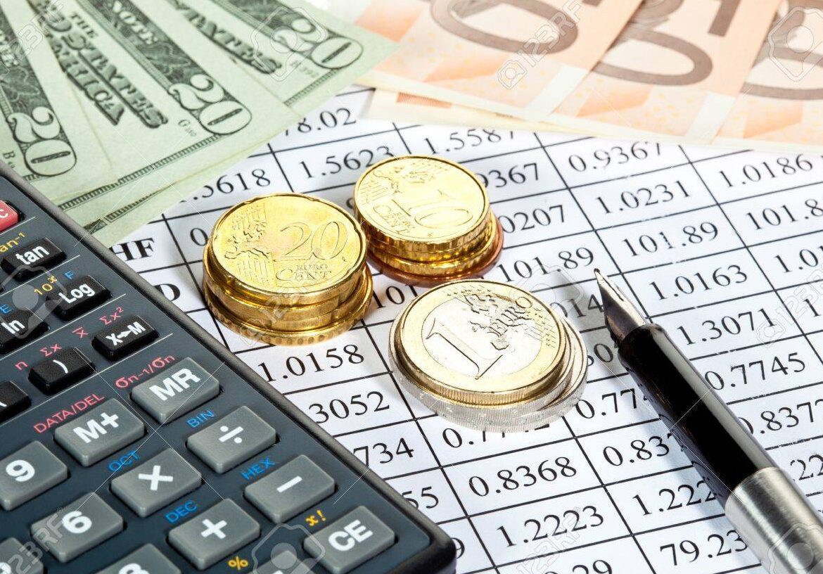 calculadora y billetes de dinero