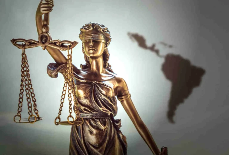 Qué temas se abordan en «Introducción al estudio del derecho» de Leonel Pereznieto Castro