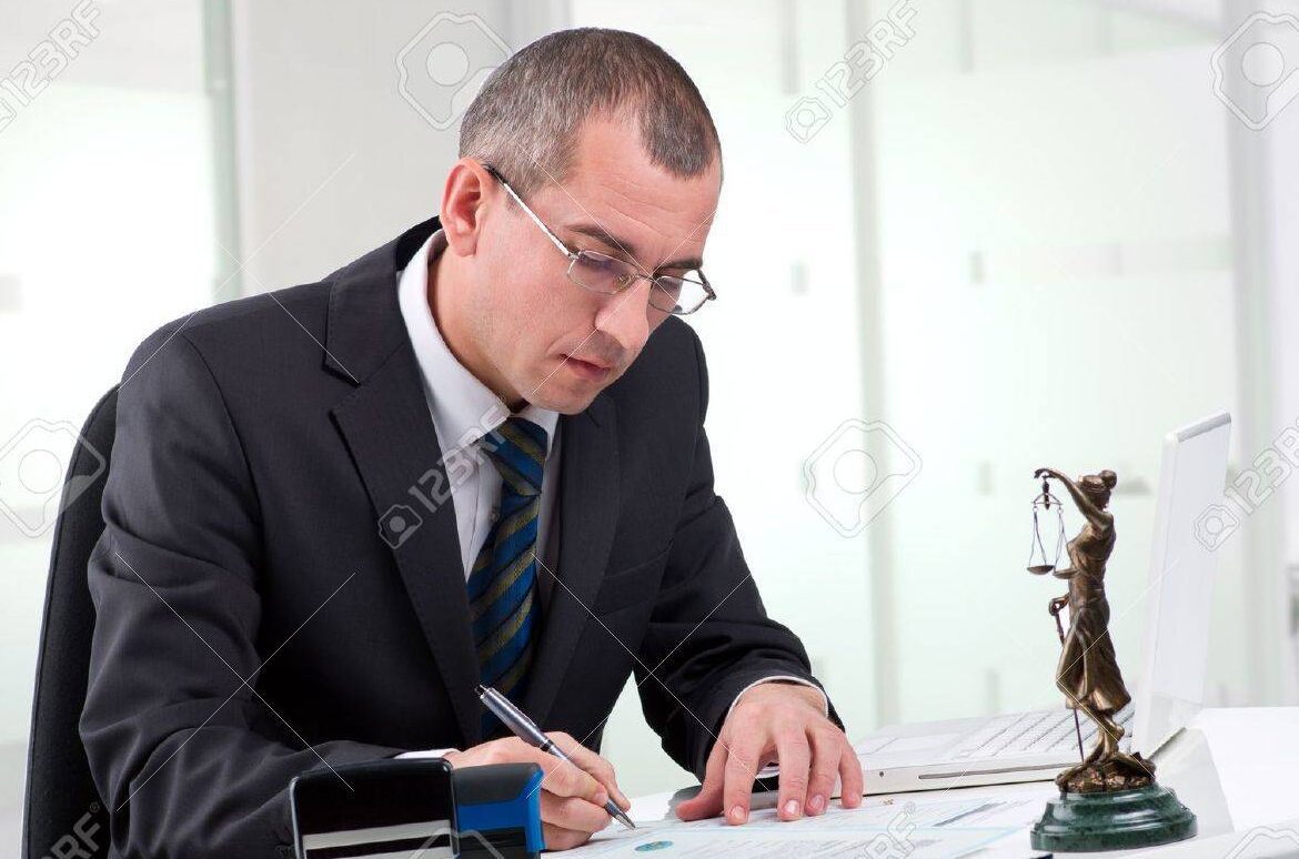 imagen de un notario trabajando en su escritorio