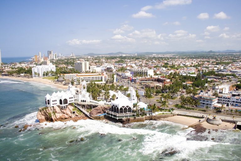 Qué playas públicas puedes visitar en Mazatlán para disfrutar del sol