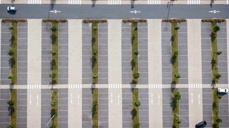 Medidas estándar de un cajón de estacionamiento para autos