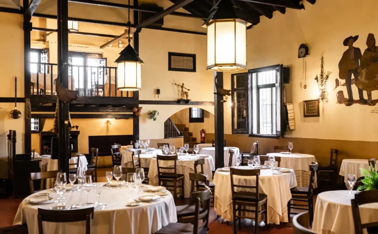 Dónde se encuentra El Mesón de los Poetas y qué ofrece a sus visitantes