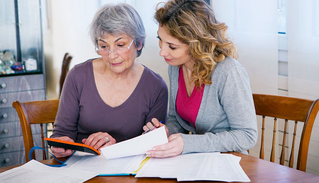 mujer revisando documentos legales sobre gastos familiares