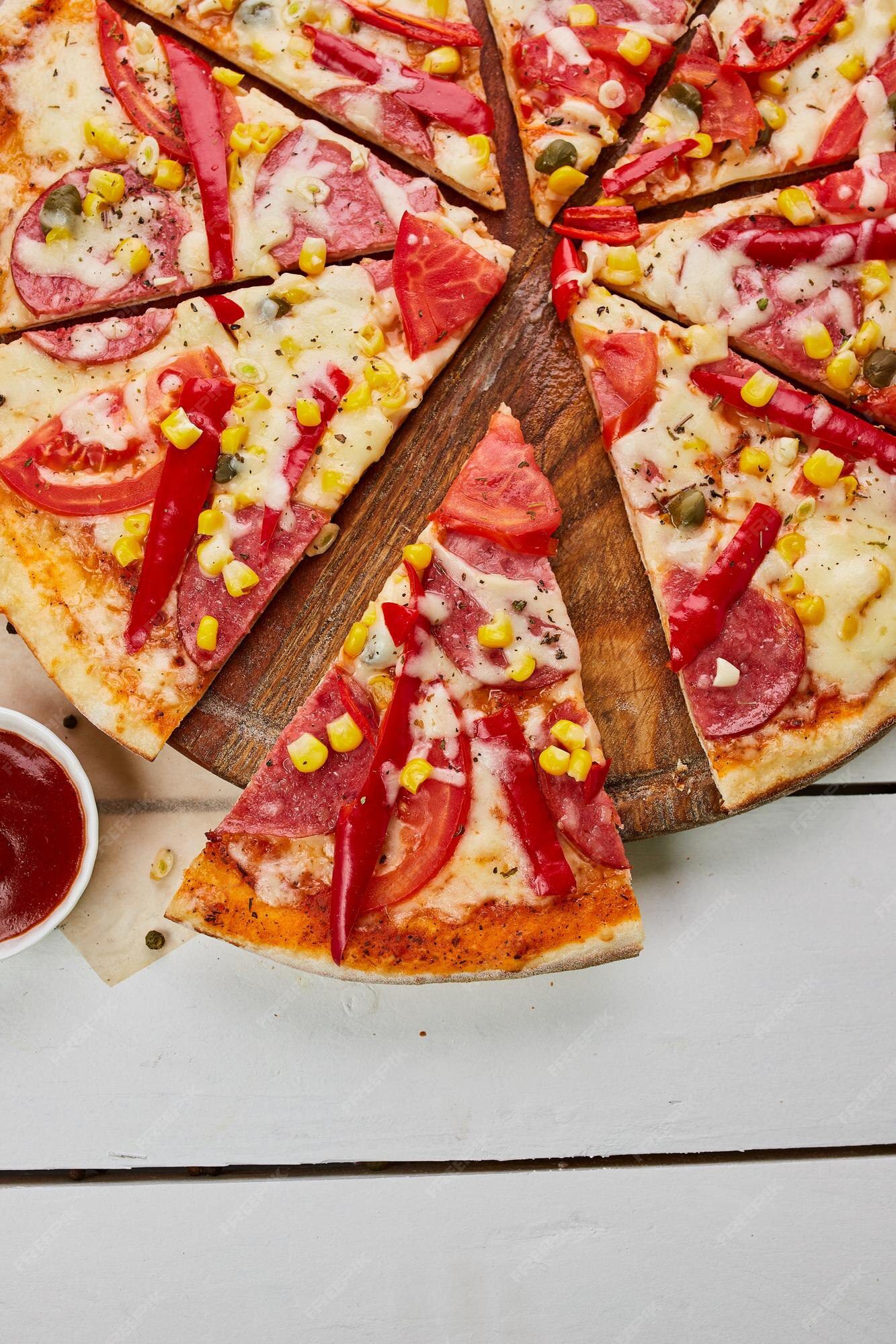 sabrosa pizza pepperoni recien horneada salami queso mozzarella maiz pimienta servida sobre fondo madera salsa tomate hierbas concepto entrega alimentos menu restaurante 194143 13250
