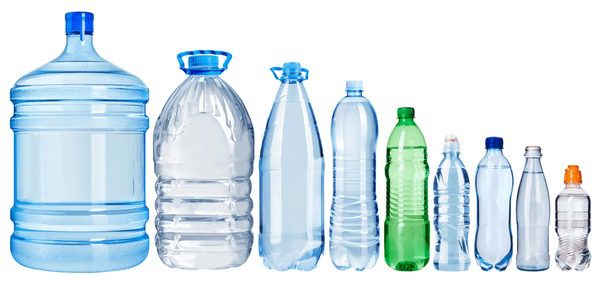 Botellas de plástico de diferentes tamaños