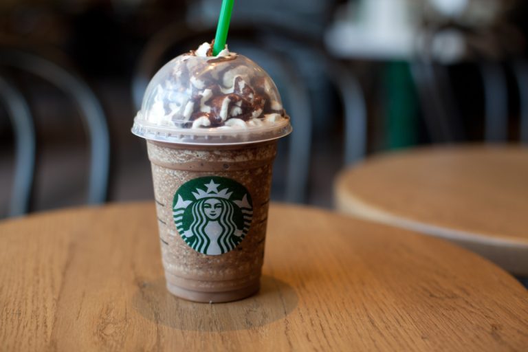 Qué diseños de vasos de Starbucks hay para el Día de la Tierra
